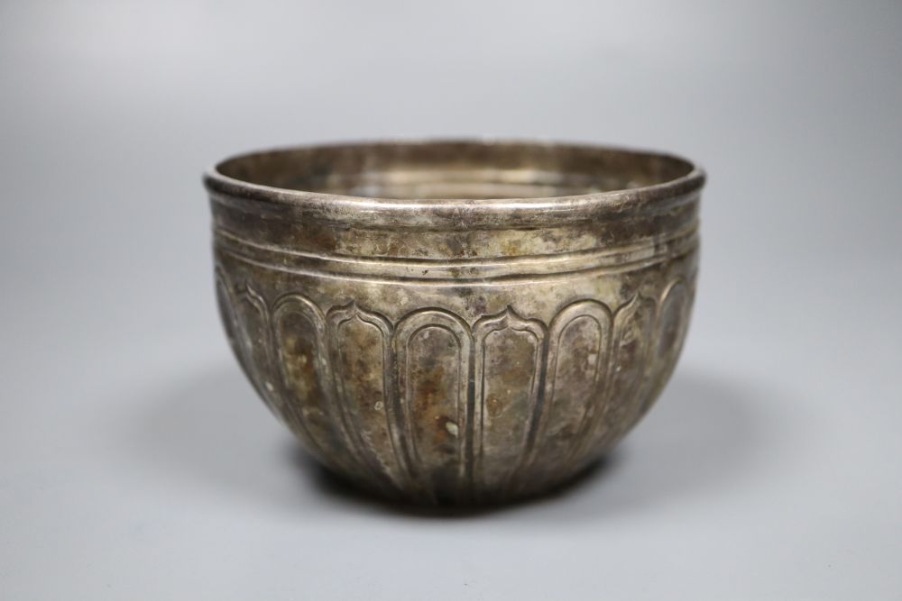 An 18th century Mughal fluted white metal bowl, 11.7cm, 7.5oz.